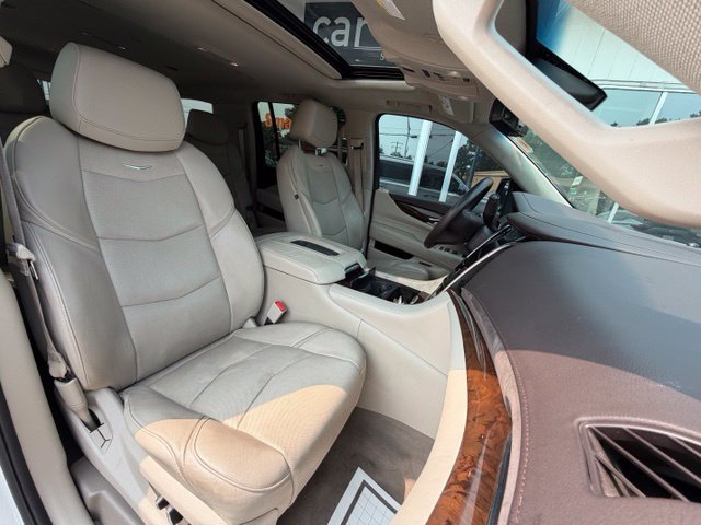 Used 2017 Cadillac Escalade ESV Luxury AWD/4WD image 12
