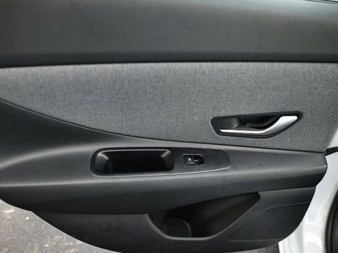 Certified 2025 Hyundai Elantra Limited image 24