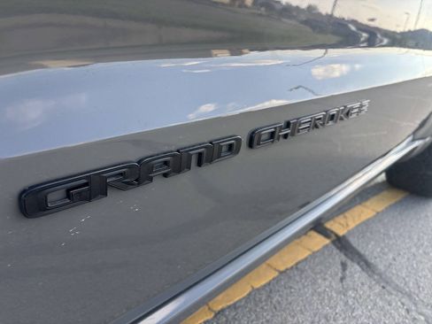 Used 2019 Jeep Grand Cherokee Altitude AWD/4WD image 8