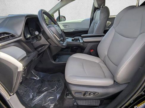 Used 2025 Toyota Sienna XLE FWD image 16