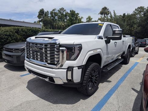 Used 2025 GMC Sierra 2500 Denali AWD/4WD image 2