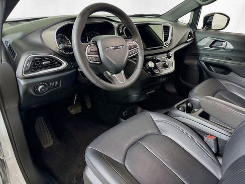 Used 2025 Chrysler Pacifica Select image 7