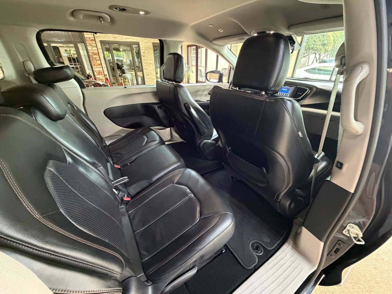 Used 2019 Chrysler Pacifica Touring-L FWD image 16