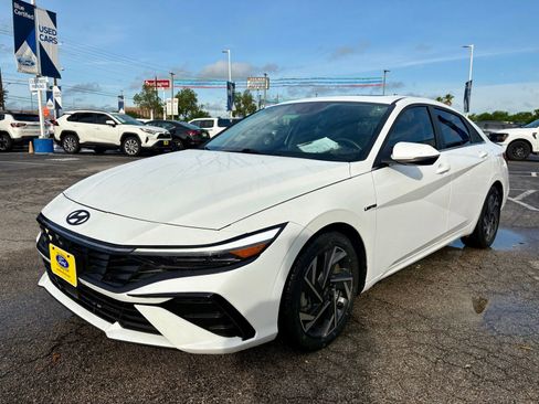 Used 2025 Hyundai Elantra Limited FWD image 7