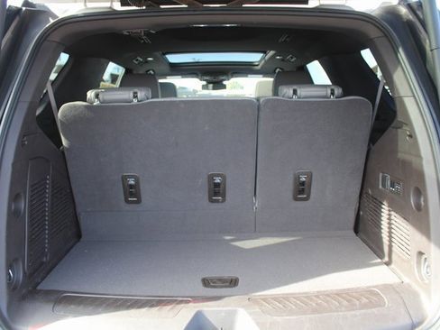 Used 2023 GMC Yukon SLT w/ SLT Luxury Package image 7