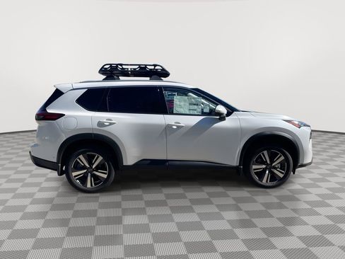 Certified 2025 Nissan Rogue SL w/ Tech Package FWD image 12
