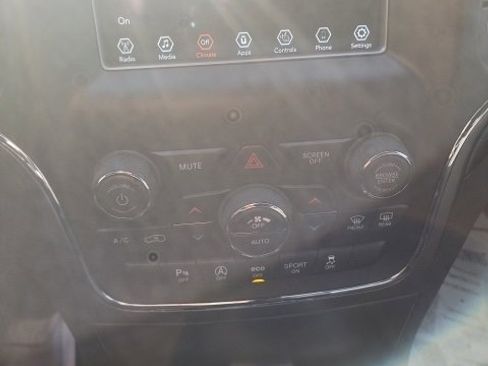 Used 2019 Jeep Grand Cherokee Laredo image 8