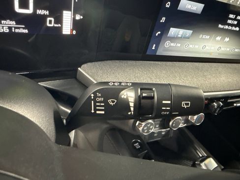 Used 2025 Nissan Kicks SV AWD/4WD image 33