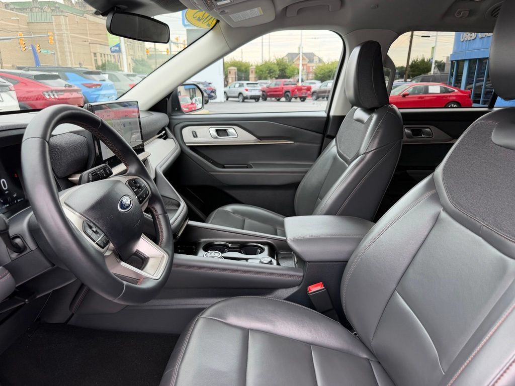 Used 2025 Ford Explorer Active w/ Active Comfort Package AWD/4WD image 6