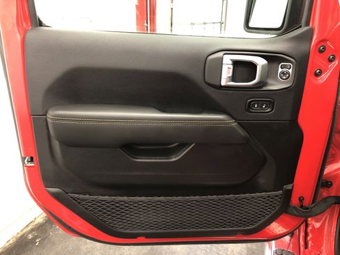 Certified 2024 Jeep Wrangler Sahara w/ Technology Group AWD/4WD image 19