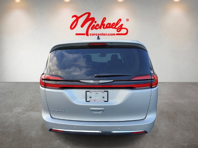 Used 2024 Chrysler Pacifica Touring-L FWD image 6