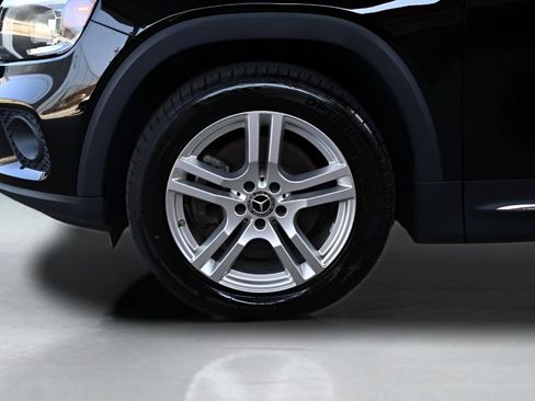 Used 2021 Mercedes-Benz GLB 250 4MATIC w/ Premium Package image 8