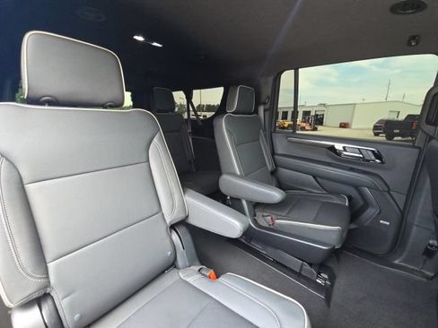 Used 2026 Chevrolet Suburban Premier AWD/4WD image 17