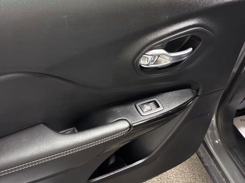 Used 2023 Jeep Cherokee Altitude Lux image 22