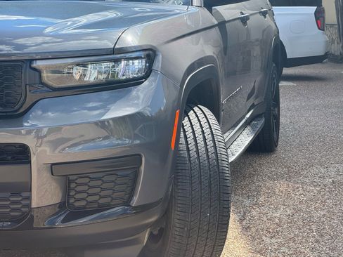 Used 2023 Jeep Grand Cherokee L Laredo image 3