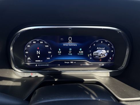 Used 2023 Chevrolet Suburban High Country image 11