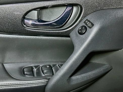 Used 2017 Nissan Rogue SV AWD/4WD image 15