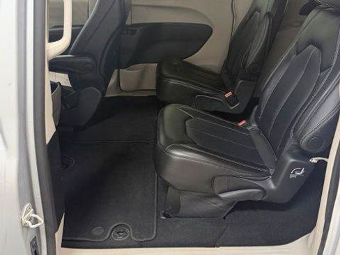 Certified 2024 Chrysler Pacifica Touring-L FWD image 22