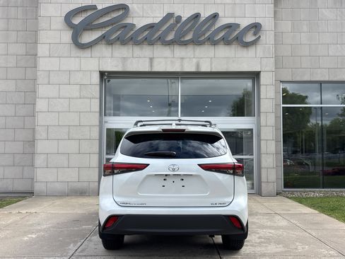 Used 2022 Toyota Highlander XLE AWD/4WD image 6