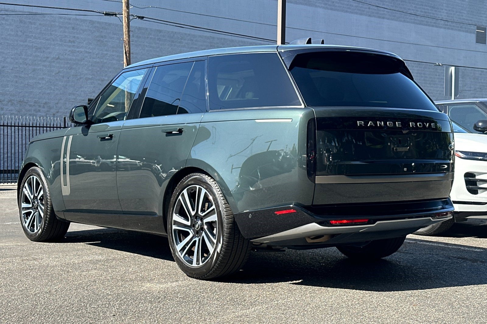 Used 2023 Land Rover Range Rover SE AWD/4WD image 3