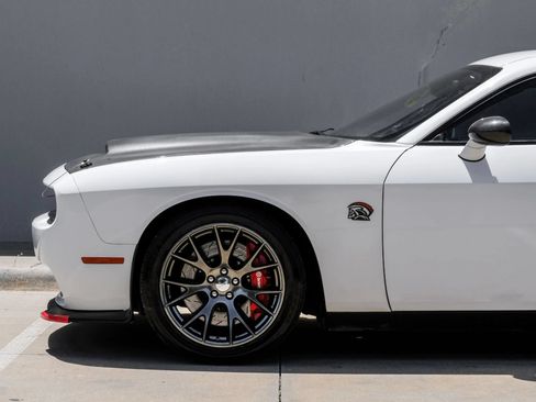 Used 2016 Dodge Challenger SRT w/ Technology Group RWD image 18