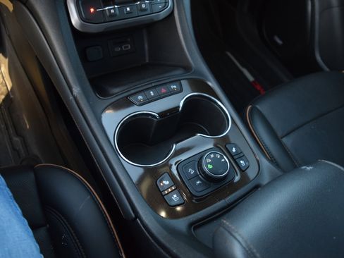 Used 2021 GMC Acadia AT4 w/ Technology Package image 17