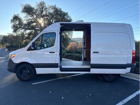 Used 2021 Mercedes-Benz Sprinter 2500 image 2
