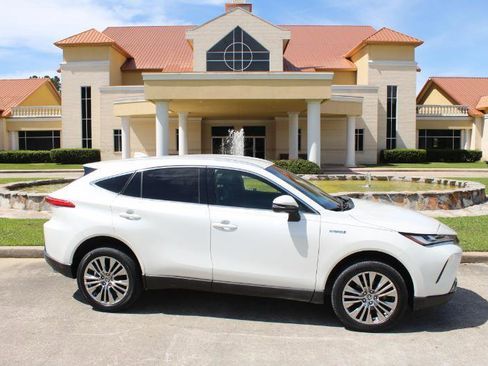 Used 2021 Toyota Venza XLE w/ Softex Package image 2