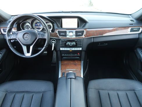 Used 2015 Mercedes-Benz E 400 4MATIC Sedan image 11