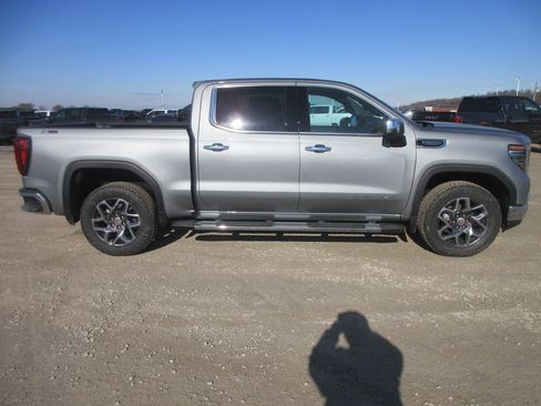 New 2026 GMC Sierra 1500 SLT image 3