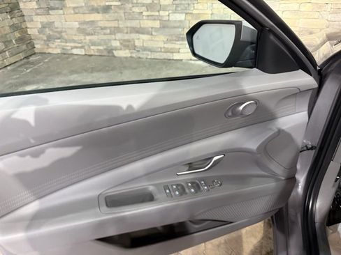Used 2024 Hyundai Elantra SE image 12