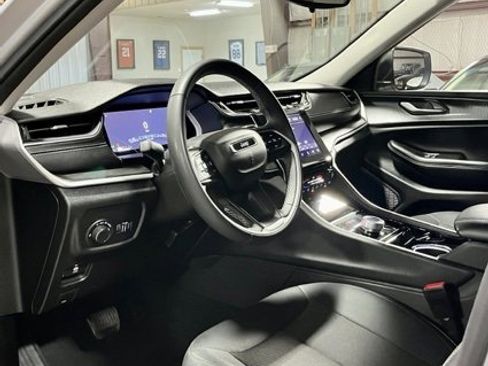 Used 2023 Jeep Grand Cherokee L Laredo image 9