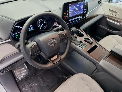 Used 2024 Toyota Sienna LE w/ LE Plus Package FWD image 7