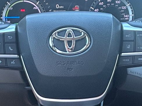 Used 2023 Toyota Highlander LE image 5