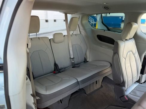 Used 2017 Chrysler Pacifica Touring-L Plus image 25