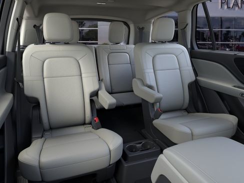 New 2026 Lincoln Aviator Reserve w/ Luxury Package RWD image 11