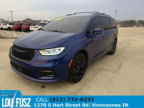 Used 2021 Chrysler Pacifica Touring-L w/ Uconnect Theater Family Group image 3