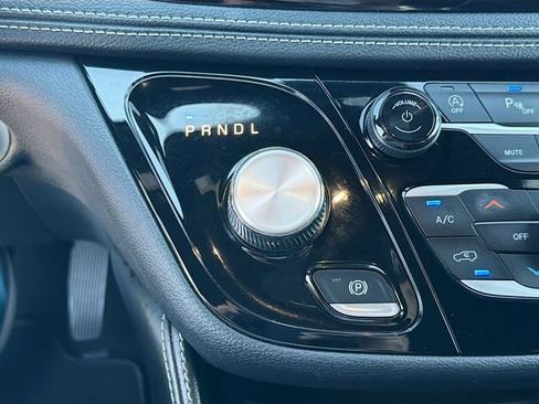 Used 2025 Chrysler Pacifica Limited FWD image 18