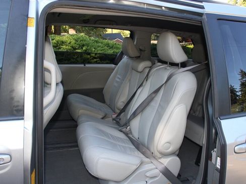 Used 2011 Toyota Sienna XLE w/ Entertainment Pkg FWD image 16