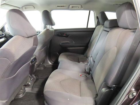 Used 2021 Toyota Highlander LE AWD/4WD image 26