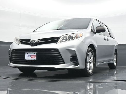 Used 2020 Toyota Sienna L image 16