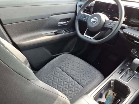 Used 2025 Nissan Kicks SV image 9