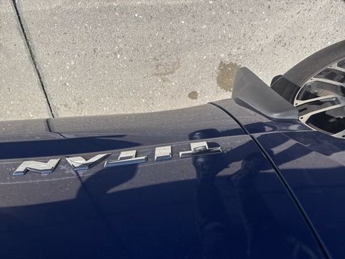 Used 2021 Nissan Titan SV w/ SV Convenience Package RWD image 3