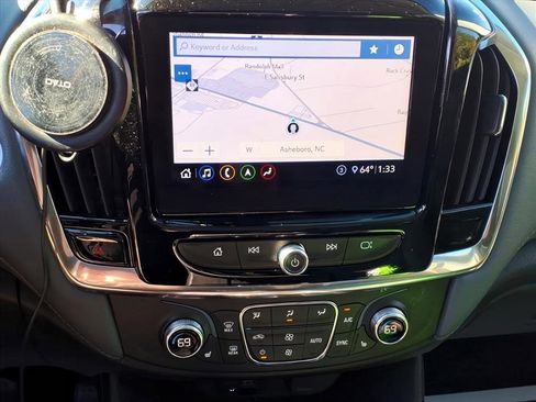 Used 2021 Chevrolet Traverse LT w/ LT Premium Package image 16