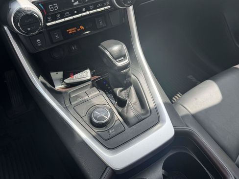 Used 2019 Toyota RAV4 Limited AWD/4WD image 32