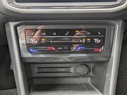 Used 2022 Volkswagen Tiguan SE image 18