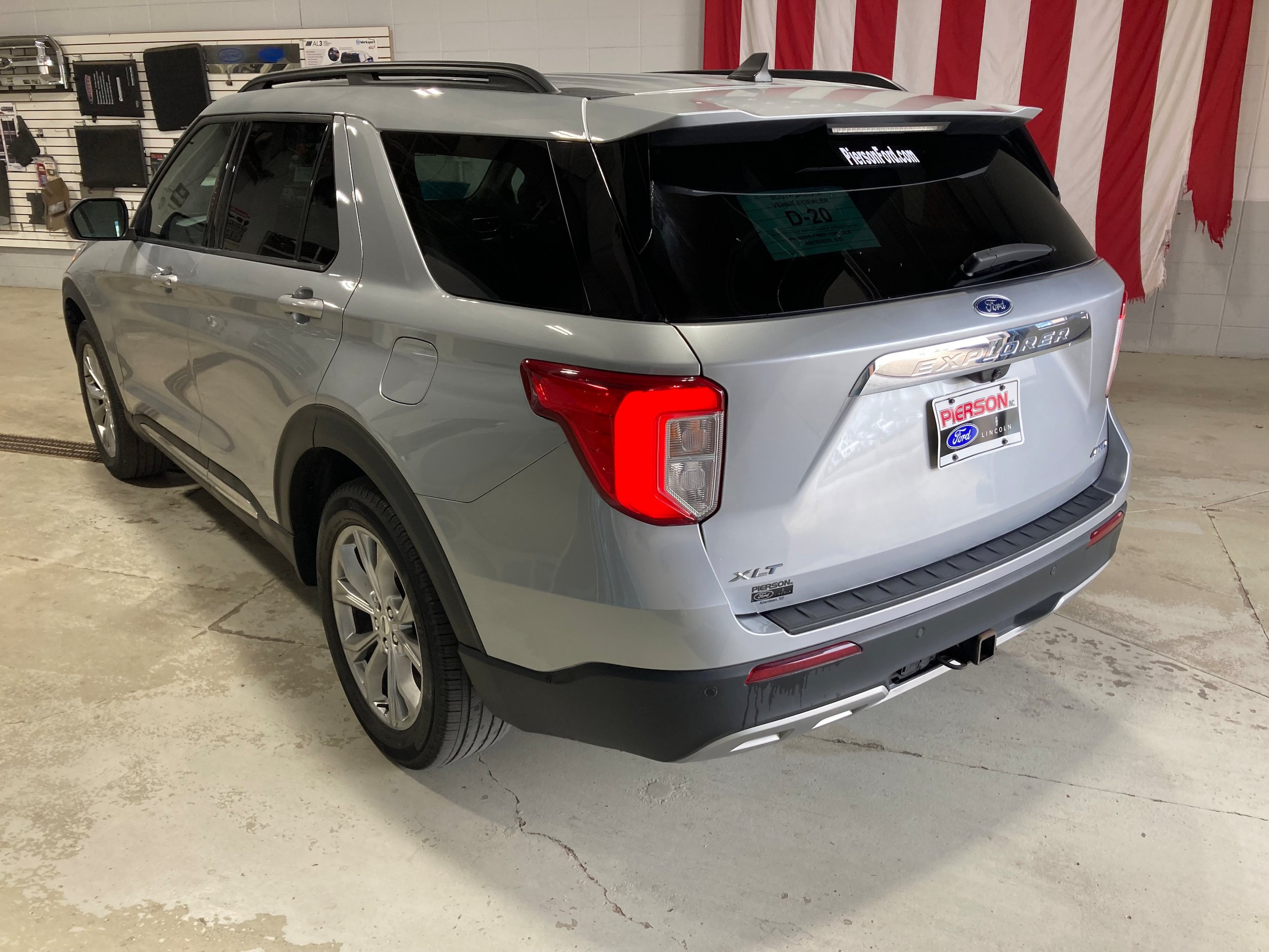 Used 2022 Ford Explorer XLT w/ Equipment Group 202A AWD/4WD image 16