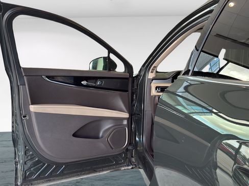 Used 2022 Lincoln Nautilus FWD w/ Premium Package image 20