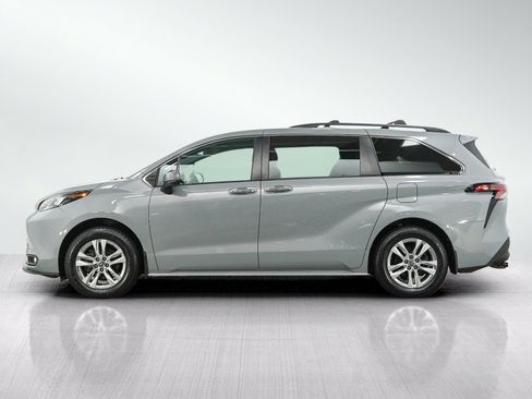 Used 2022 Toyota Sienna XLE Woodland Edition AWD/4WD image 2