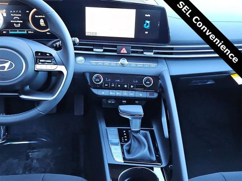 Used 2025 Hyundai Elantra SEL image 20